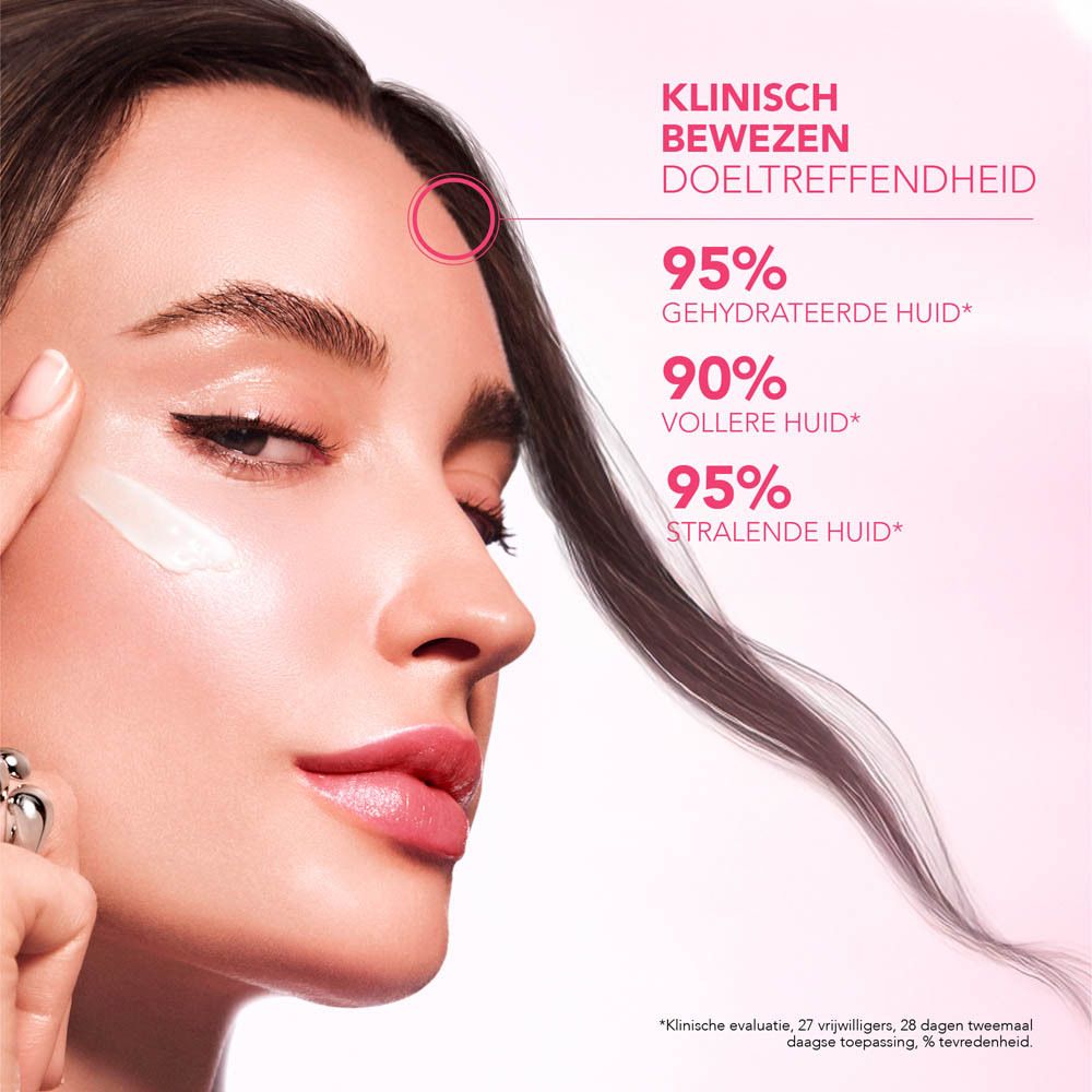 Vrouw brengt crème aan. Tekst: Klinisch Bewezen Doeltreffendheid, 95% Gehydrateerde Huid, 90% Volle Huid, 95% Stralende Huid.