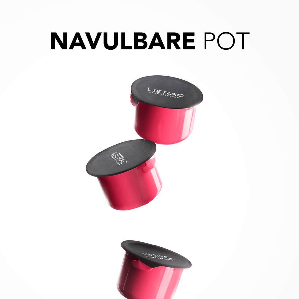 Drie roze containers met zwarte deksels. Tekst: NAVULBARE POT. Merk Lierac.