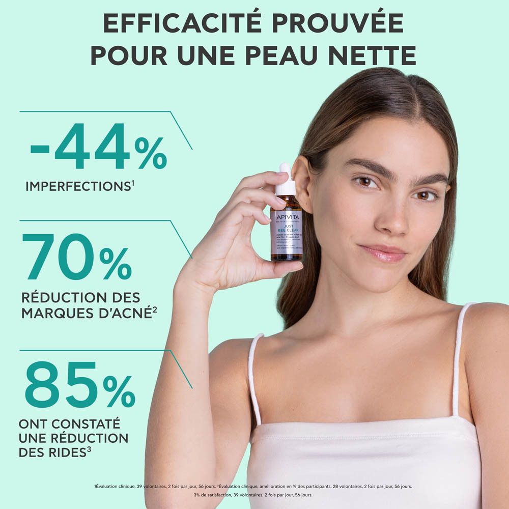 Femme tenant un flacon. Inscription : Apivita Just Bee Clear Sérum Anti-Imperfections. Texte sur les résultats.