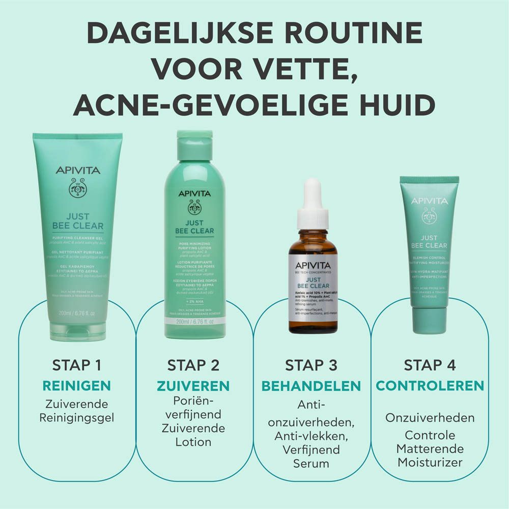 Fles op glas. Opschrift: Apivita Just Bee Clear Sérum Anti-Imperfections. Tekst: 93% natuurlijk.