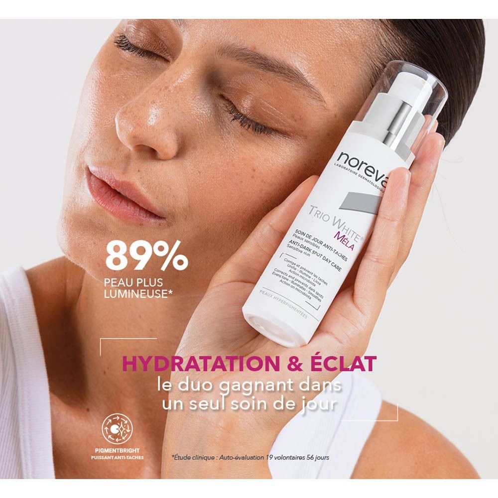 Femme tenant le soin de jour anti-taches Noreva Trio White Mela, texte sur l'hydratation.