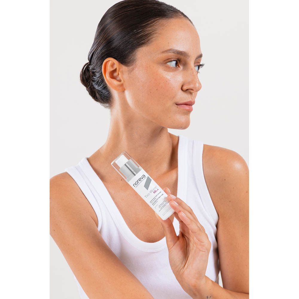 Femme avec le soin de nuit anti-taches Noreva Trio White Mela.