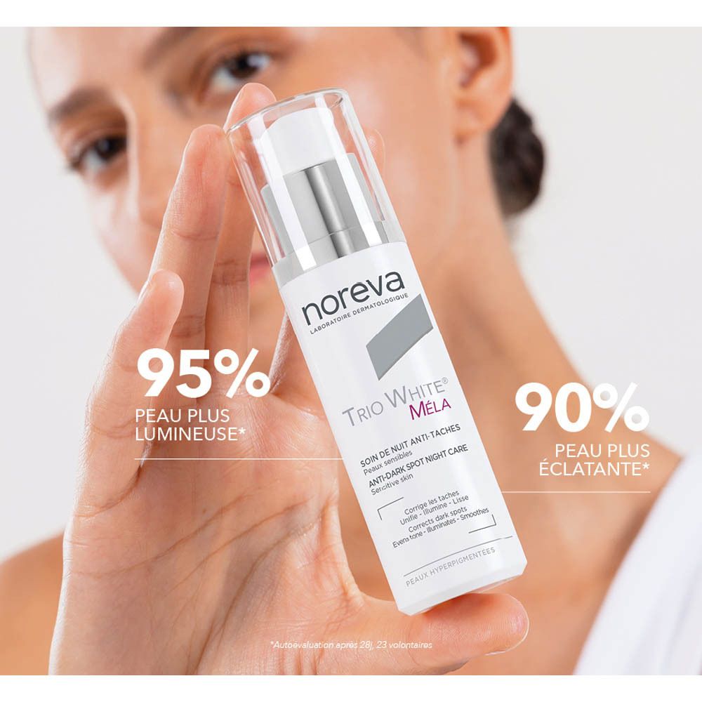 Femme tenant le soin de nuit anti-taches Noreva Trio White Mela avec pourcentages.