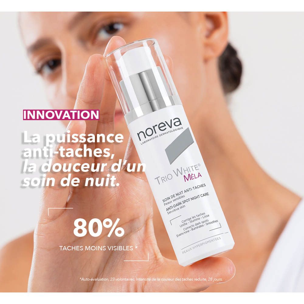 Femme tenant le soin de nuit anti-taches Noreva Trio White Mela avec "Innovation" et "80% de taches en moins".