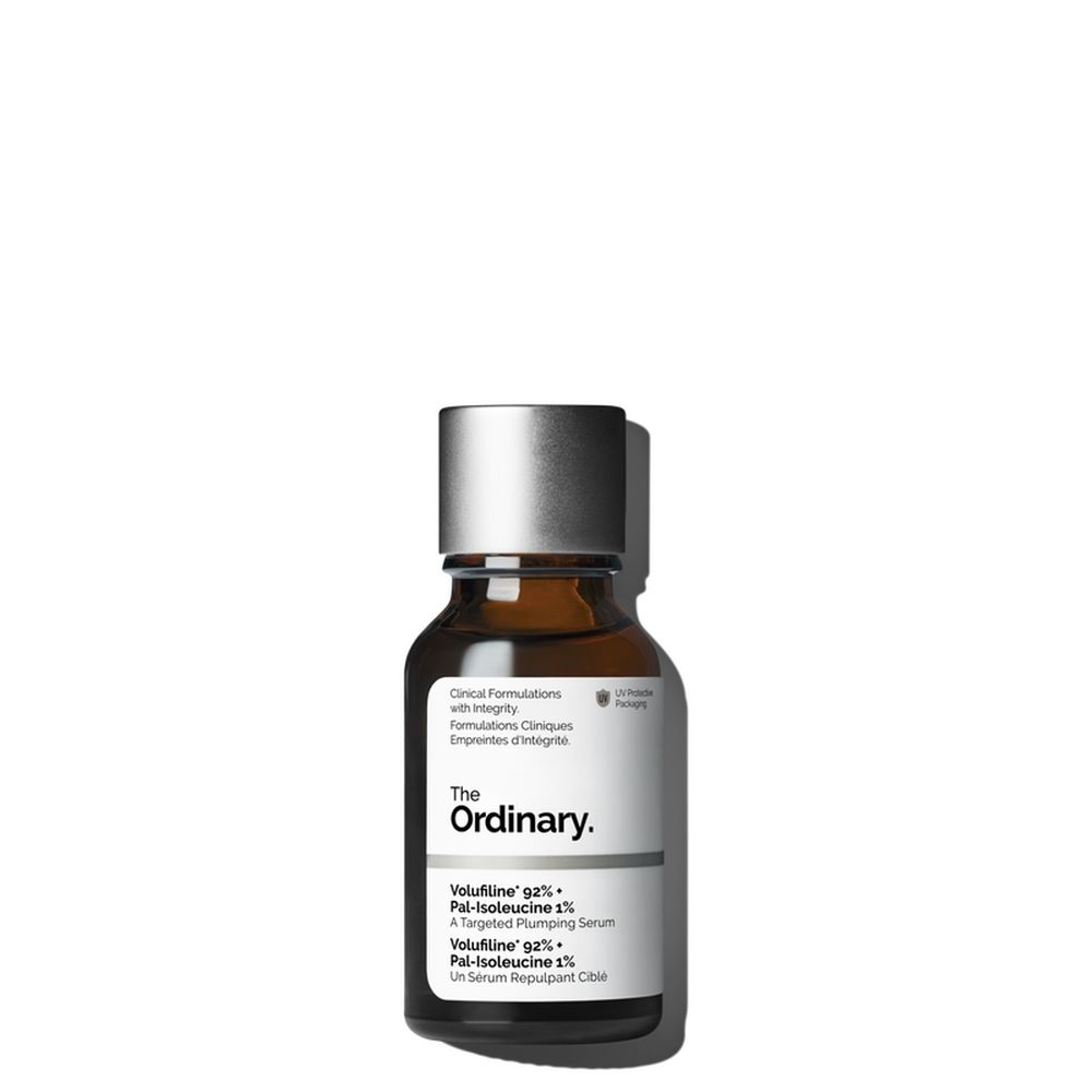 Boîte blanche avec nom du produit et marque: The Ordinary. Sérum. 15ml. Emballage.