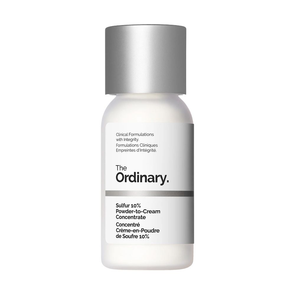 Witte fles met zilveren dop. Opschrift: The Ordinary. Productnaam en overige informatie.