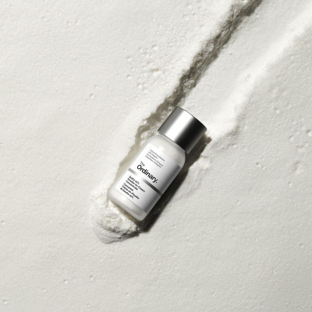 Flesje The Ordinary Concentré Crème-en-Poudre de Soufre 10 % in poeder. Wit product, zilveren dop.