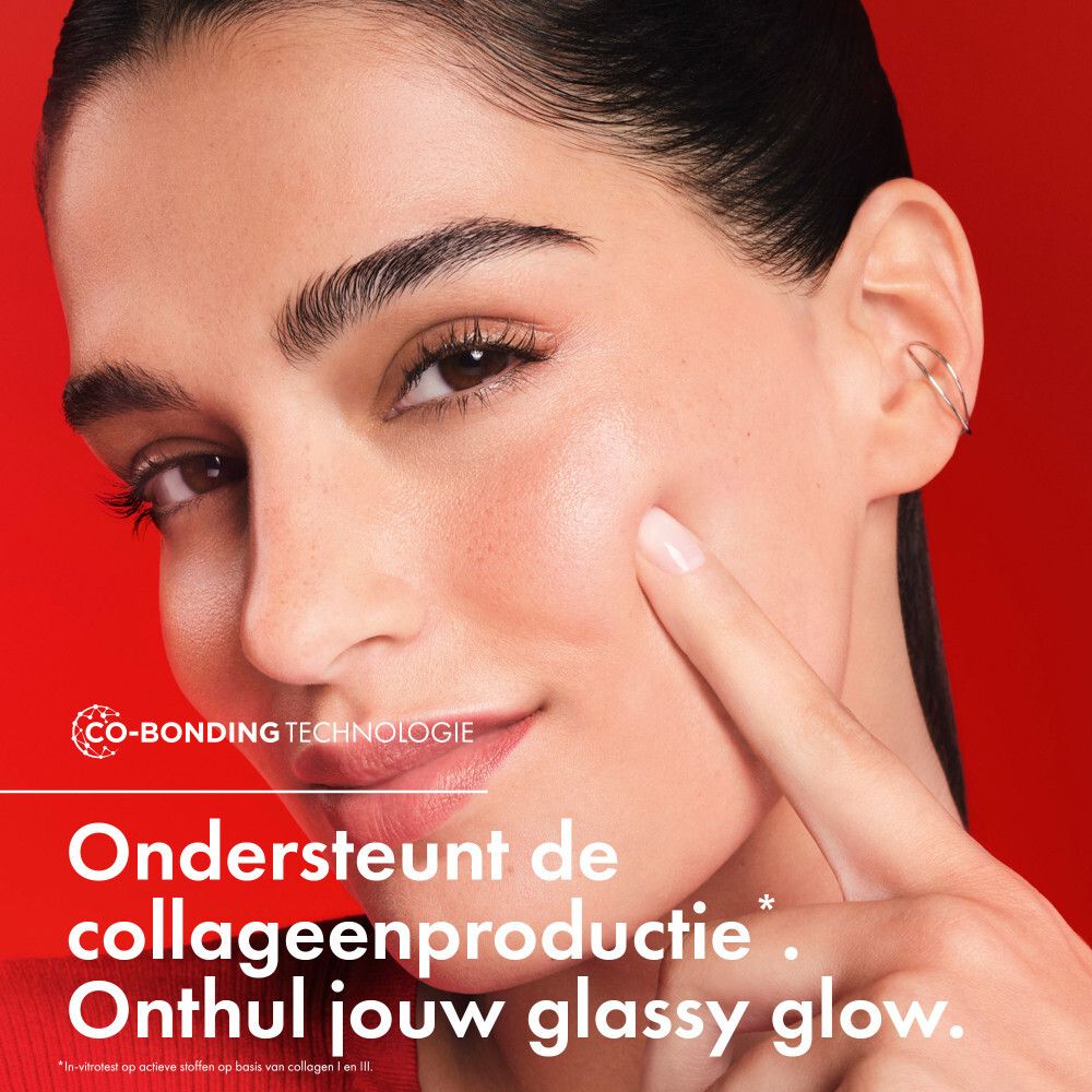 Vrouw raakt haar gezicht aan. Vichy Liftactiv Collagen Specialist 16. Gel.