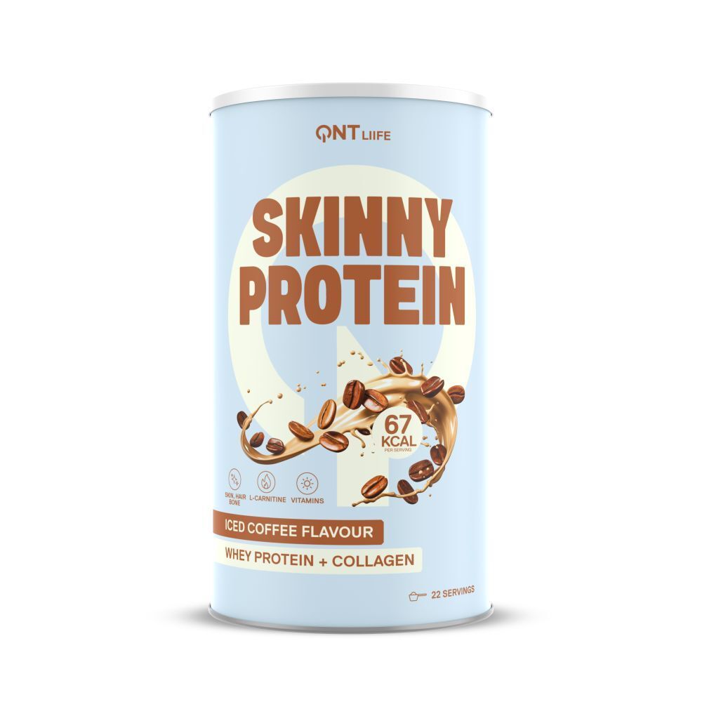 Cilindrische bus met wit deksel. Opschrift: Skinny Protein, Iced Coffee Flavour, Whey Protein + Collagen. Afbeelding van koffiebonen.