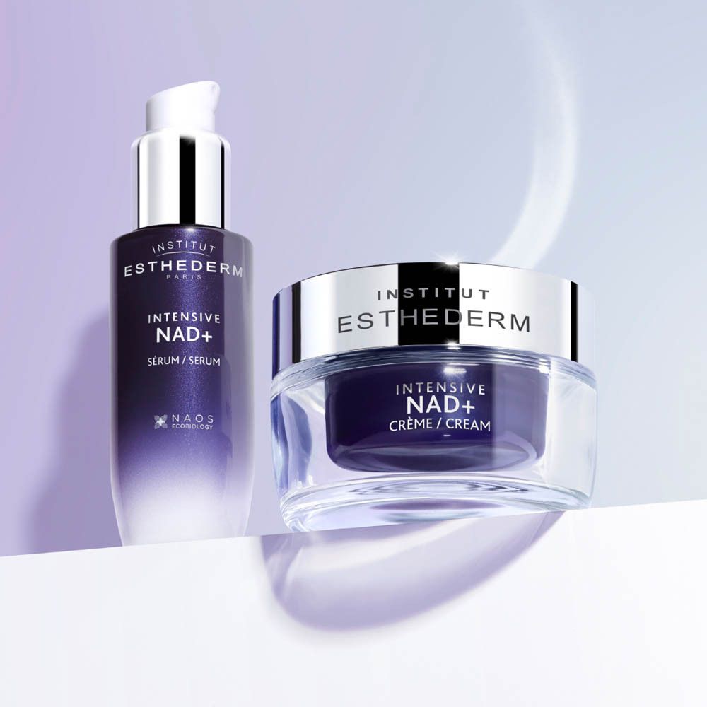Vue latérale du flacon de sérum Institut Esthederm Intensive NAD+ avec pompe.