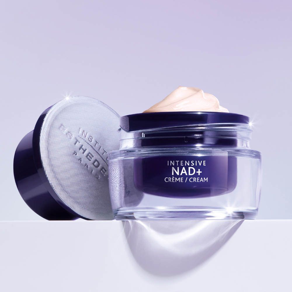 Institut Esthederm Intensive NAD+ Crème Recharge doos met productinformatie.