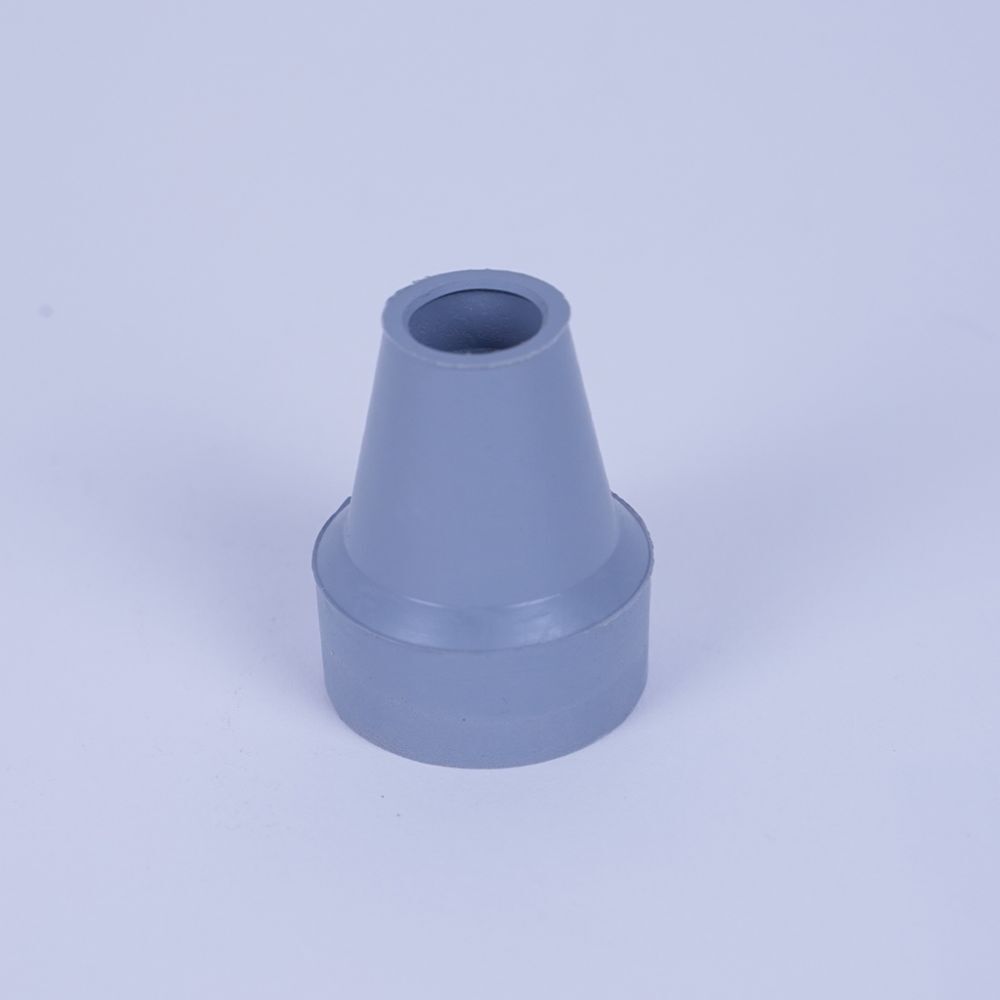 Embout de canne gris en caoutchouc. Forme conique. Sur fond clair.