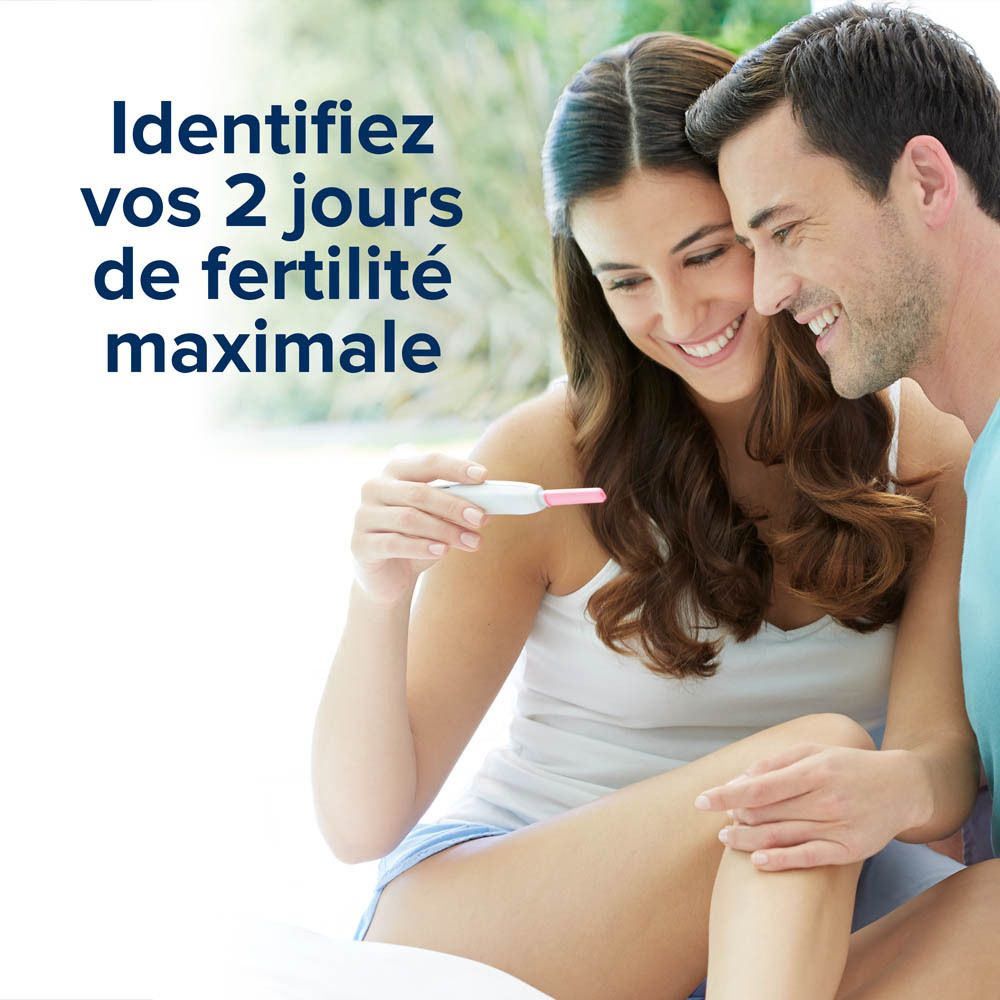 Test d'ovulation digital. Couple tenant le test. Arrière-plan clair.