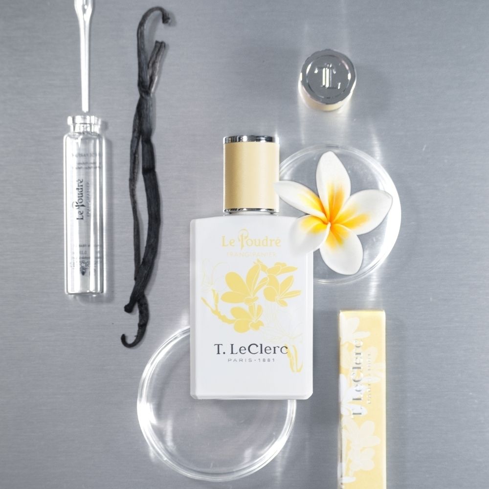 Flacon T. LeClerc Eau de Parfum Le Poudré Frangipanier avec accessoires.