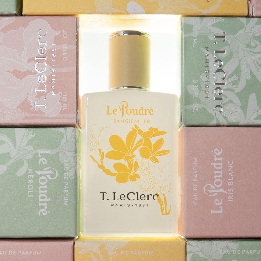 T. LeClerc Eau de Parfum Le Poudré Frangipanier fles omringd door verpakkingen.
