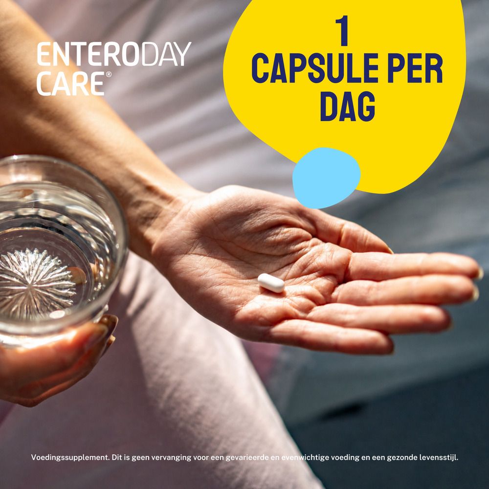 Hand houdt een capsule en een glas water vast. Opschrift: 1 capsule per dag.