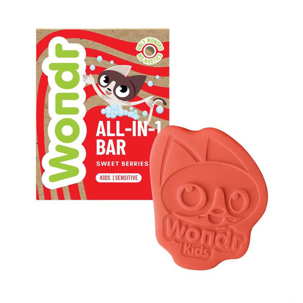 Wondr All-In-1 Bar Kids. Rode zeepblok in katvorm naast verpakking. Sweet Berries, voor kinderen en gevoelige huid.