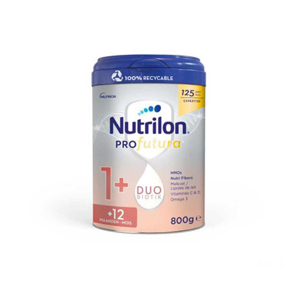 Blik Nutrilon Profutura 1+ Duo Biotik. Blauwe dop, zilveren blik. Bevat 800g. Ingrediënten en logo's zichtbaar.