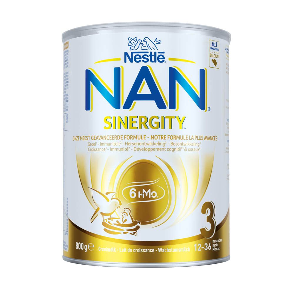 Boîte NAN Sinergity 3. Inscription: 6+Mo, 800g, 12-36 mois. Logo doré avec logo Nestlé et motif d'oiseau.