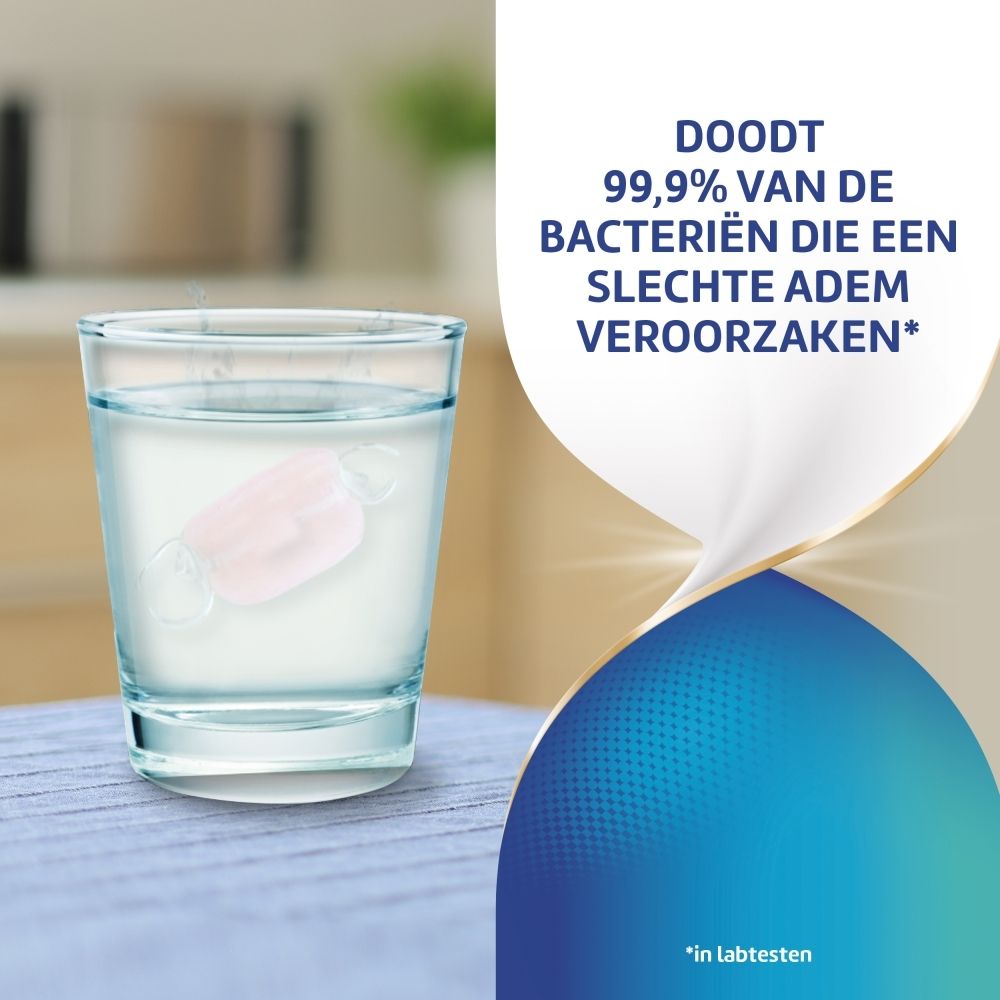 Tablet in glas water. Opschrift: Elimineert 99,9% van de bacteriën die een slechte adem veroorzaken.