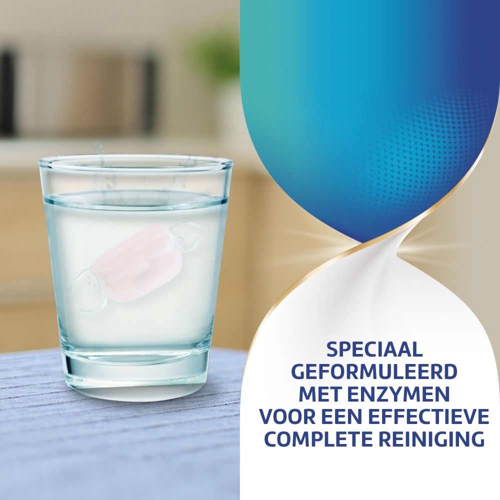 Tablet in glas water. Opschrift: Speciaal geformuleerd met enzymen voor een effectieve complete reiniging.