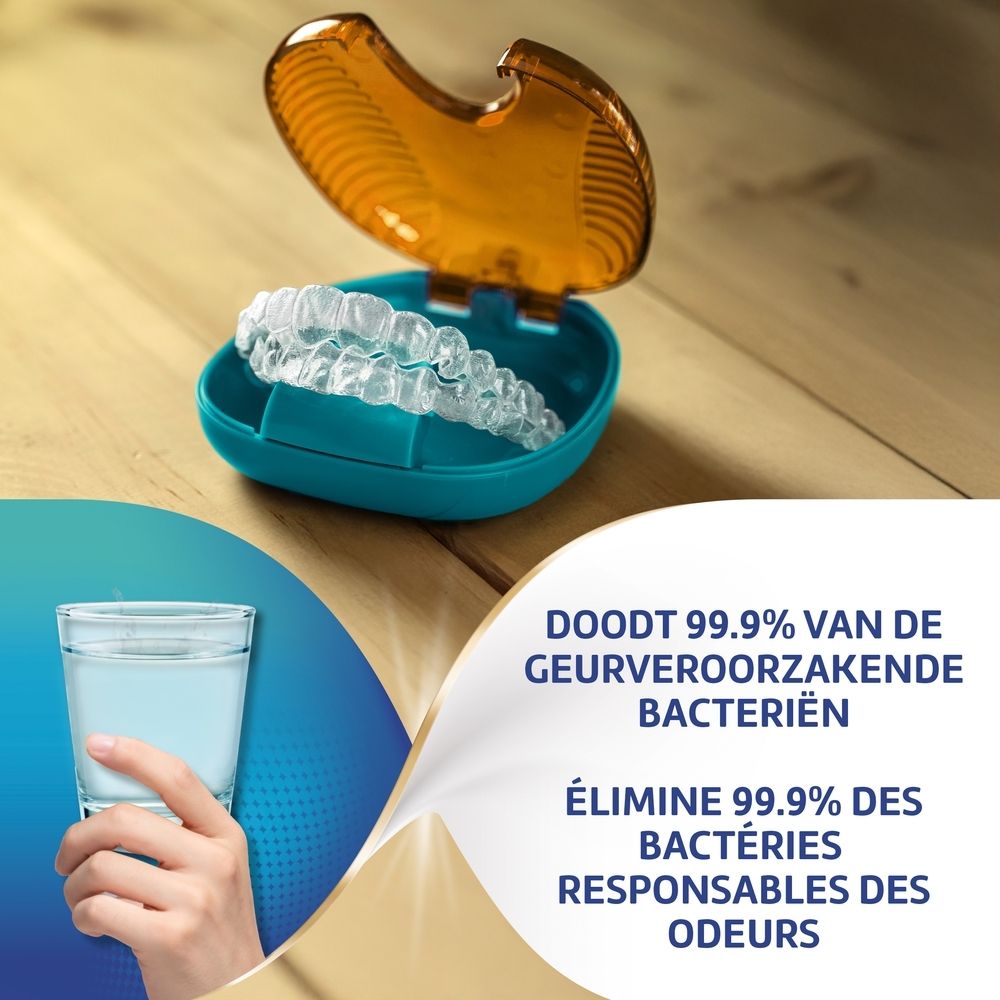Beugel in houder. Glas water. Tekst: Doodt 99,9% van de bacteriën. Blauwe en gouden achtergrond.