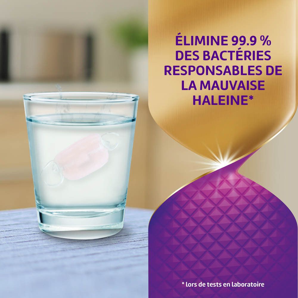 Comprimé dans un verre d'eau. Texte: Élimine 99,9 % des bactéries responsables de la mauvaise haleine.