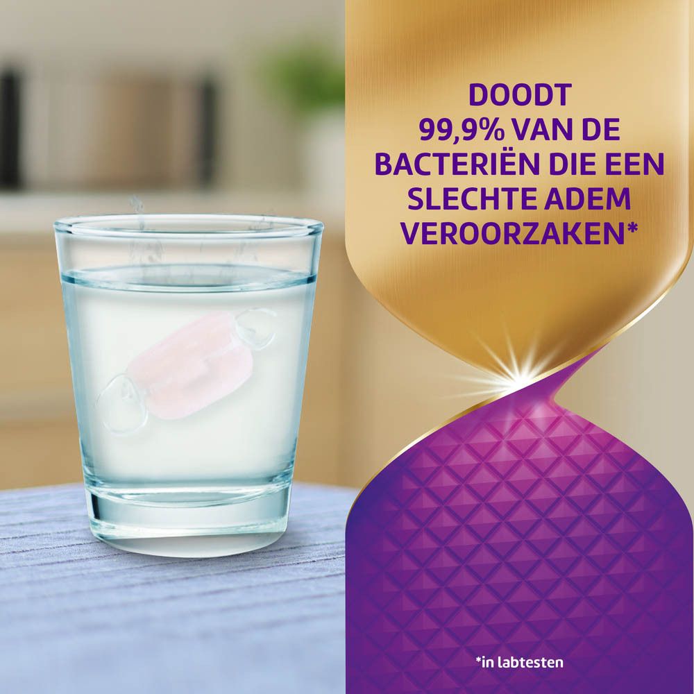 Tablet in glas met water. Tekst: Doodt 99,9% van de bacteriën die een slechte adem veroorzaken.