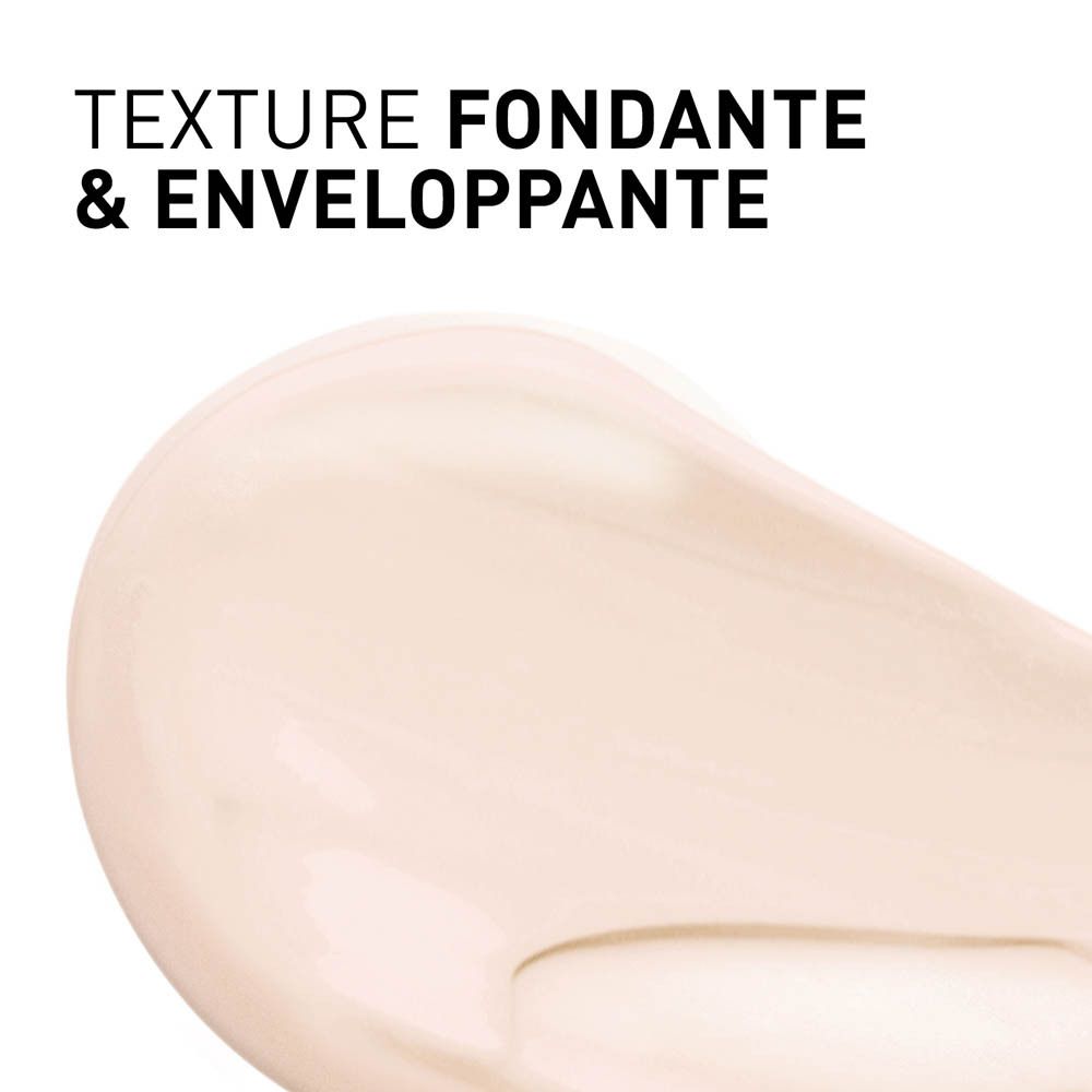 Gros plan sur la texture d'une crème. Substance claire et crémeuse.