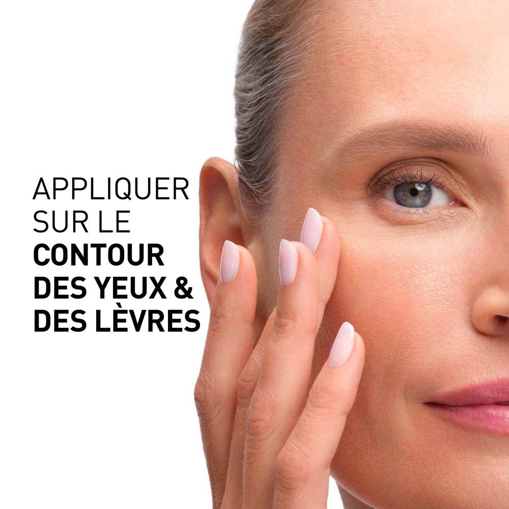 Gros plan d'une main appliquant de la crème sur le contour des yeux. Texte.