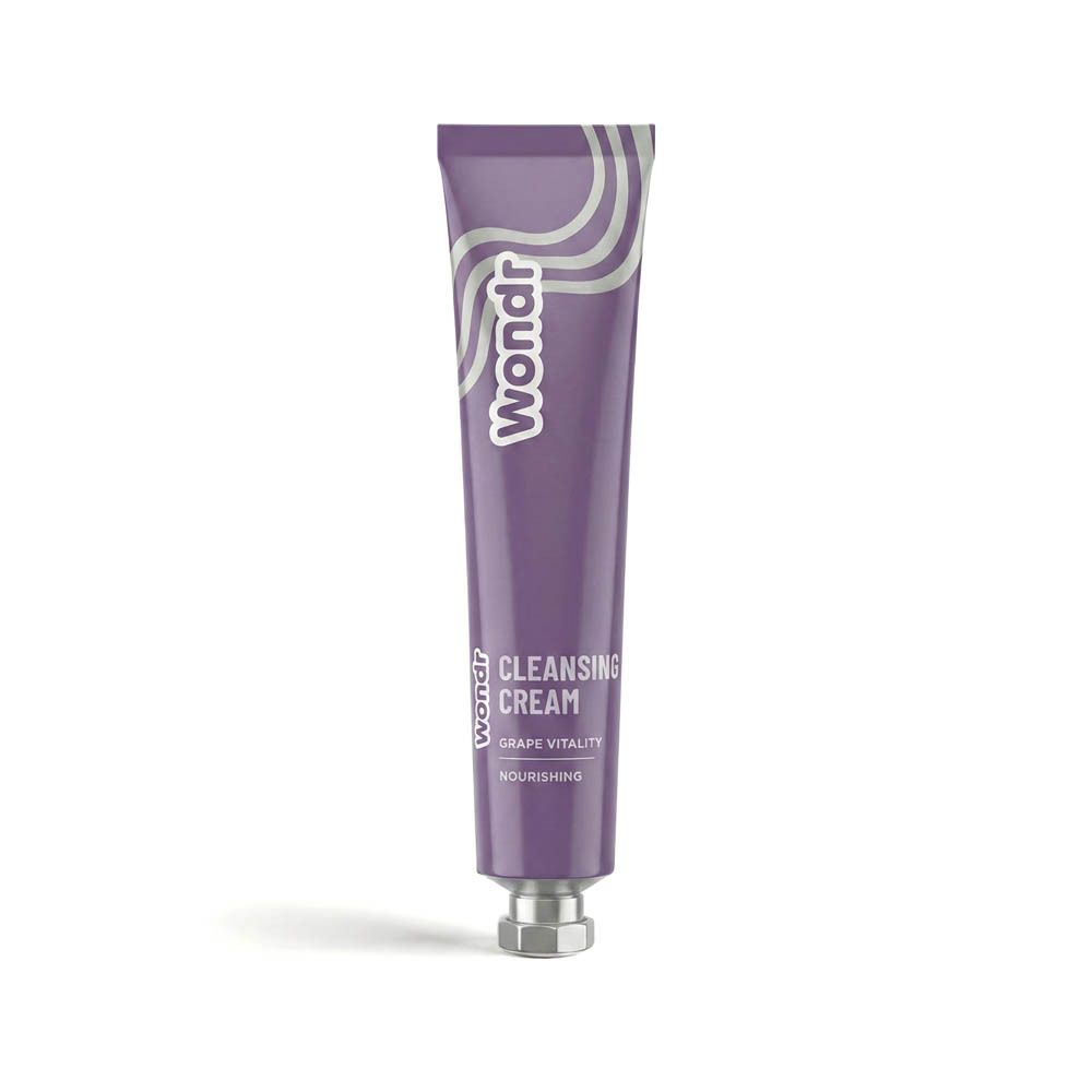 Paarse tube met "Wondr" logo en "Cleansing Cream Grape Vitality" tekst. Metalen dop. Op witte achtergrond.