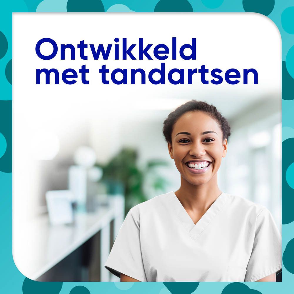 Lachende vrouw in witte kleding. Tekst: Ontwikkeld met tandartsen (Ontwikkeld met tandartsen).