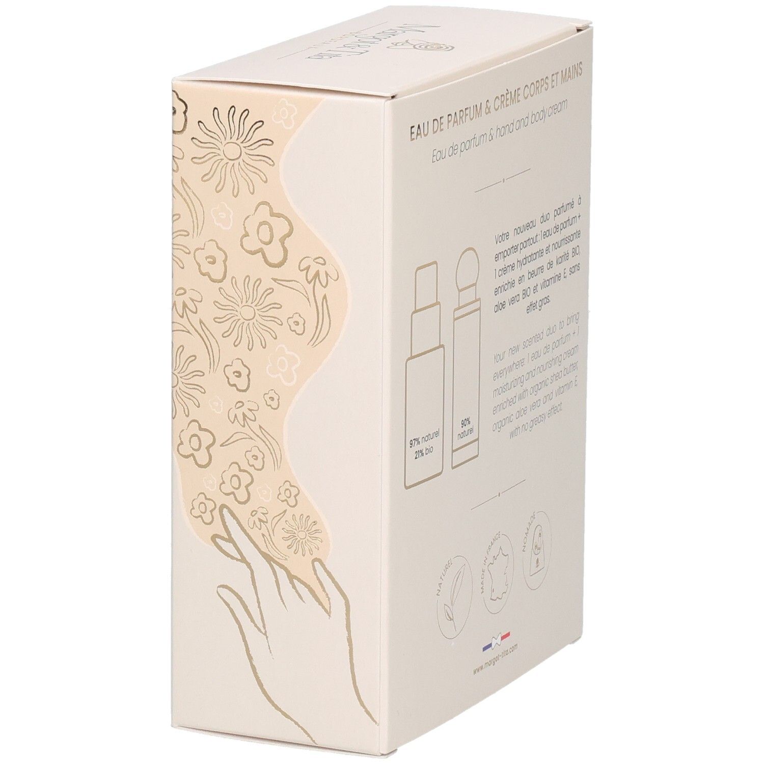 Coffret cadeau, vue oblique arrière. Texte : Eau de Parfum & Crème Corps et Mains. Beige avec motif floral et logos.