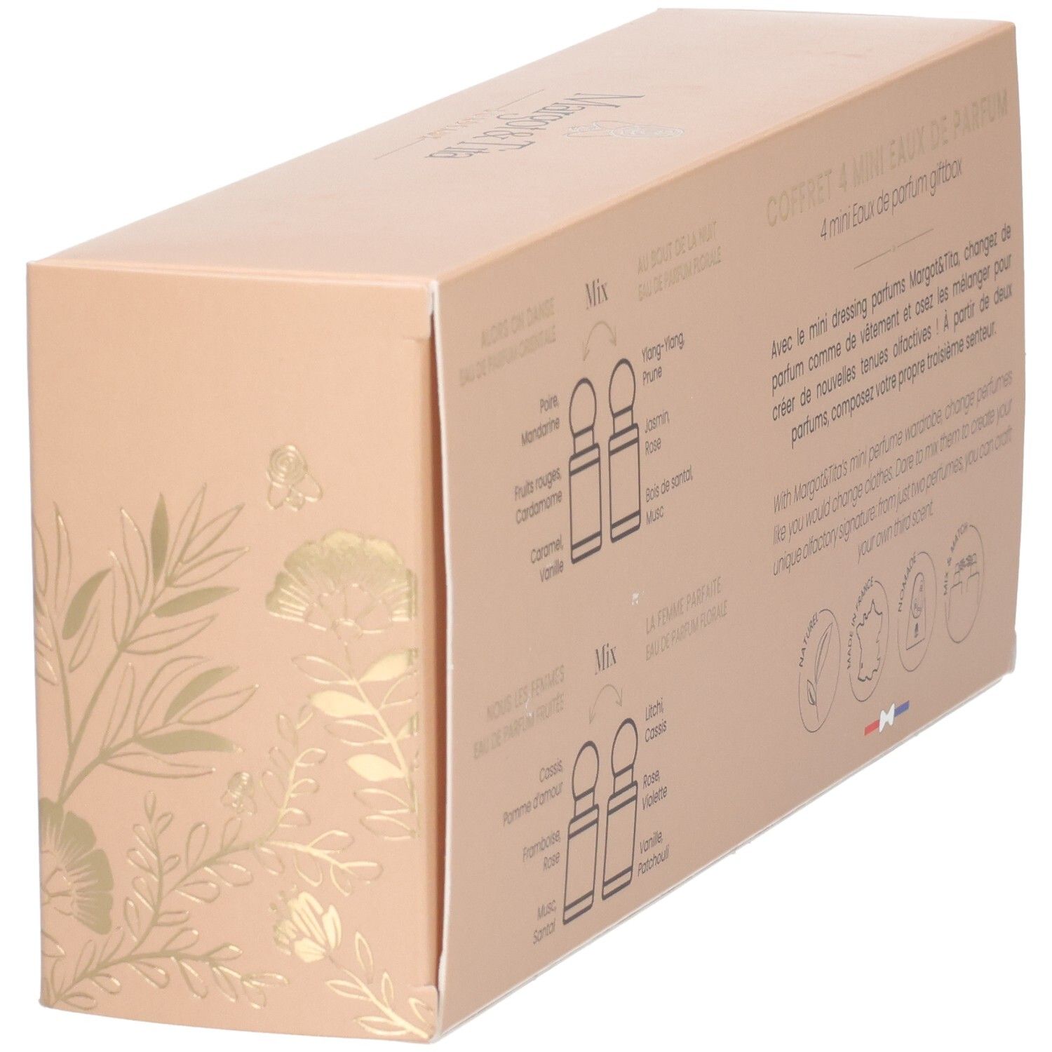 Schuine weergave van de achterkant van een geschenkdoos met informatie over de geuren. Beige doos met bloemversieringen en logo's.
