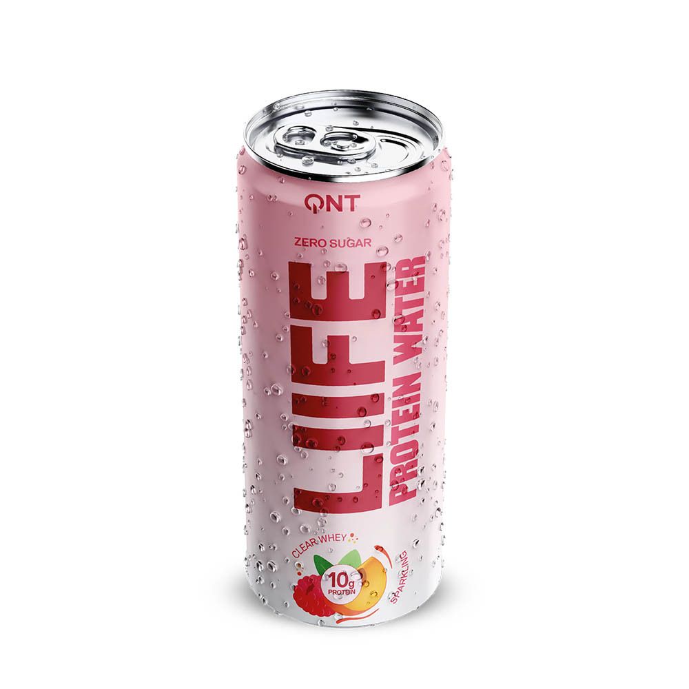 QNT Liife Protein Water, blikje. Roze-wit ontwerp. Opschrift: LIFE Protein Water, framboos & perzik smaak, 10g eiwit. Illustratie: framboos, perzik, waterdruppels.