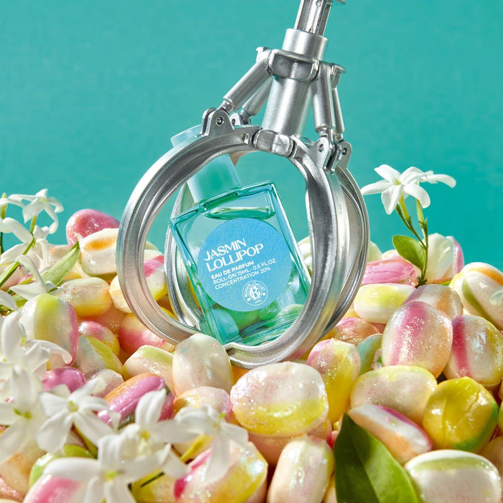 Smalle verpakking voor Jasmin Lollipop Eau de Parfum. Turquoise met roze bloemenpatroon en logo.