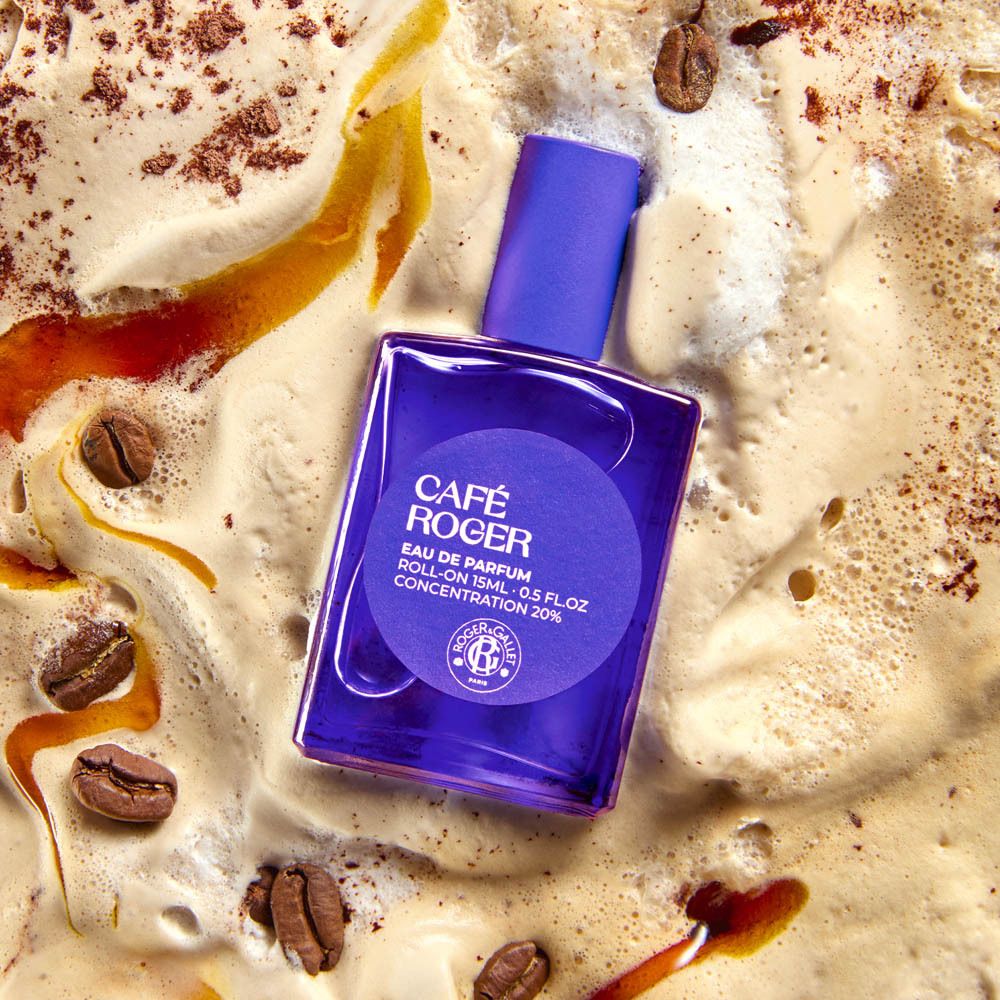 Roll-on parfum in een omgeving van koffie en koffiebonen.