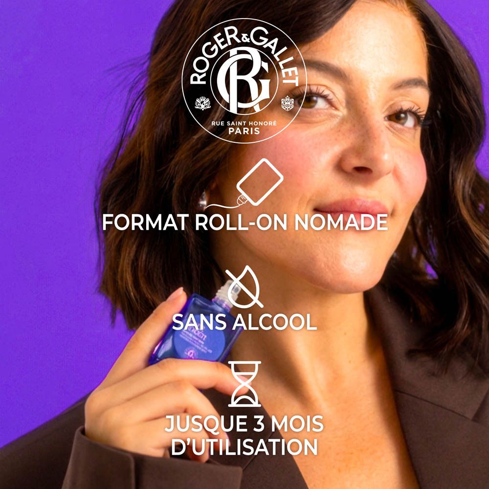Femme tenant un parfum roll-on. Texte: Format Roll-on Nomade, Sans Alcool, Jusqu'à 3 mois d'utilisation.