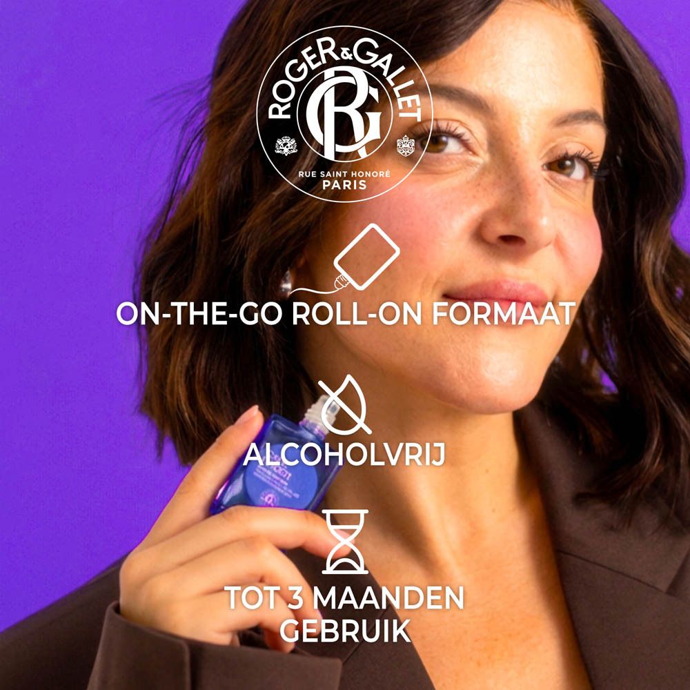 Vrouw houdt roll-on parfum vast. Tekst: On-the-go Roll-on formaat, Alcoholvrij, Tot 3 maanden gebruik.
