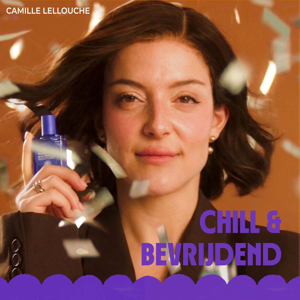 Vrouw houdt roll-on parfum vast. Tekst: Chill & Bevrijdend.