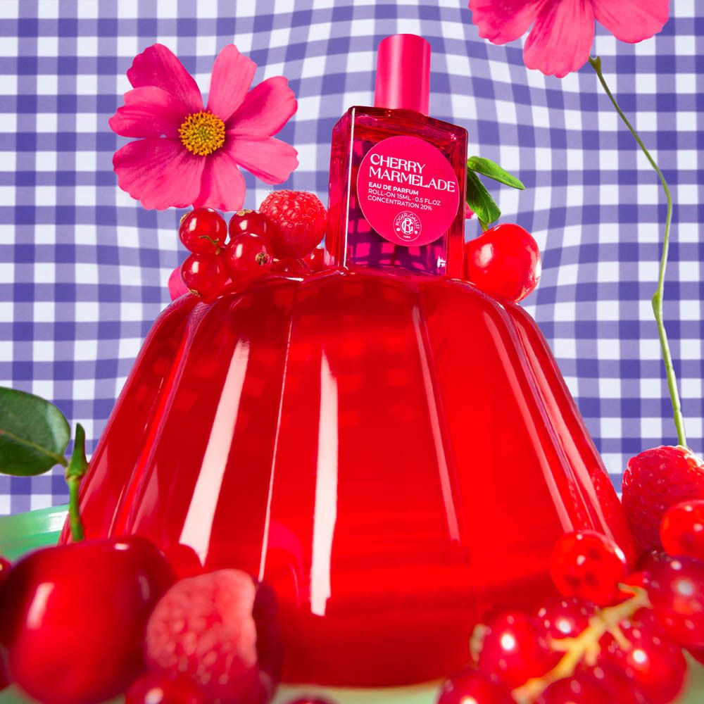 Produit dans une composition avec gelée, cerises et fleurs. Marque Roger&Gallet.