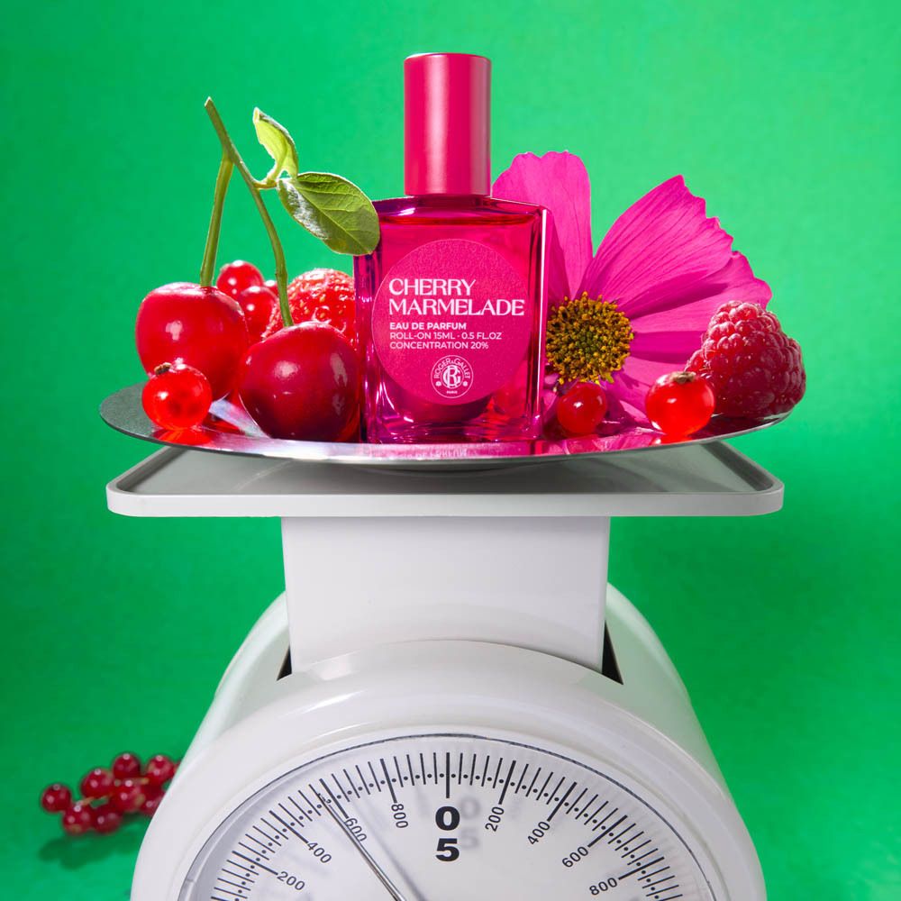 Product op een weegschaal met kersen en bloemen. Merk Roger&Gallet.