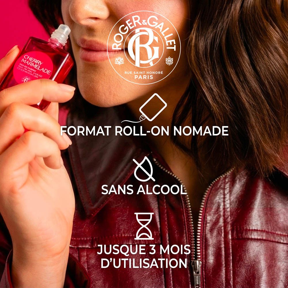 Femme avec flacon roll-on. Inscription: Format roll-on nomade. Marque Roger&Gallet.