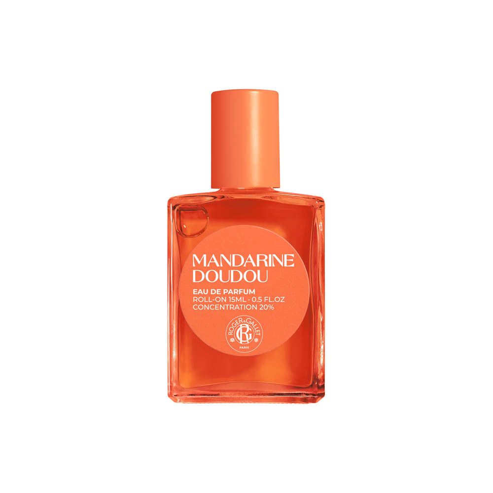 Vierkante fles met roll-on applicator. Tekst: Mandarine Doudou Eau de Parfum. 15 ml. Oranje.