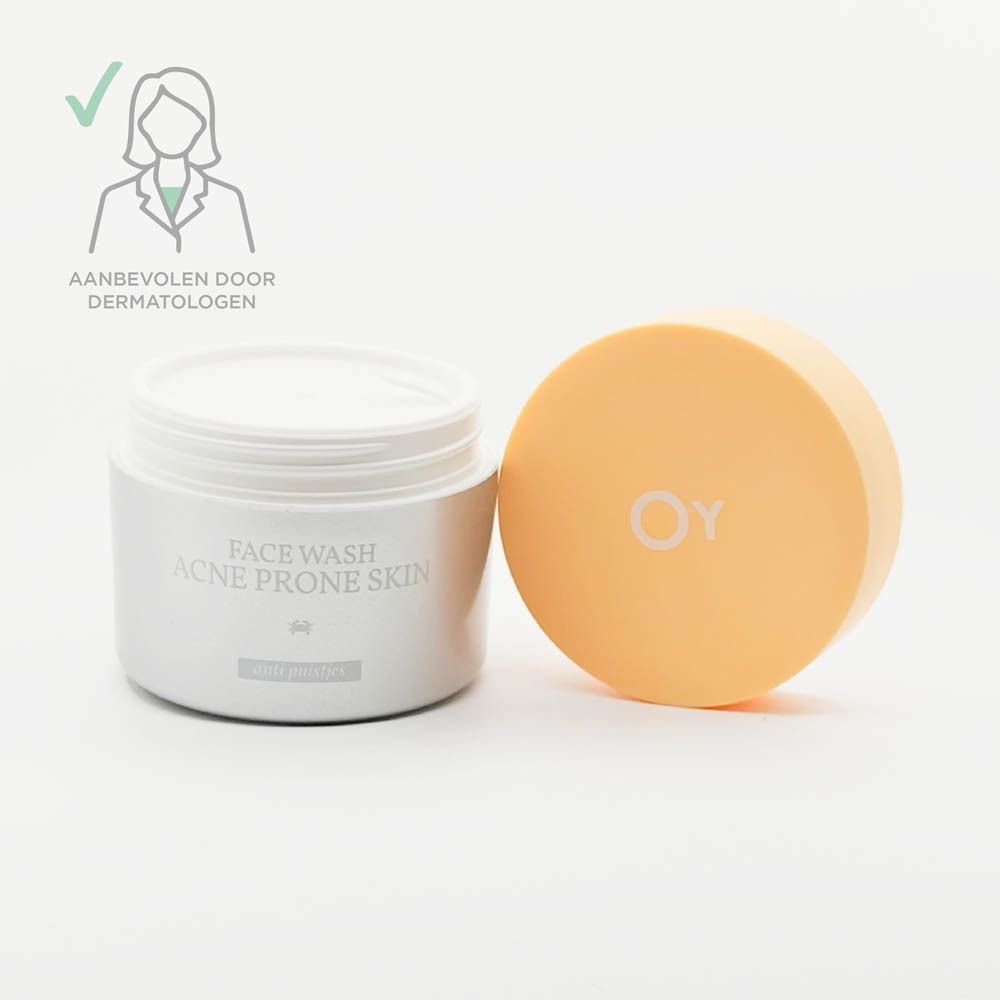 Witte pot met gele deksel. Opschrift: Face Wash Acne Prone Skin. Logo: Aanbevolen door dermatologen.