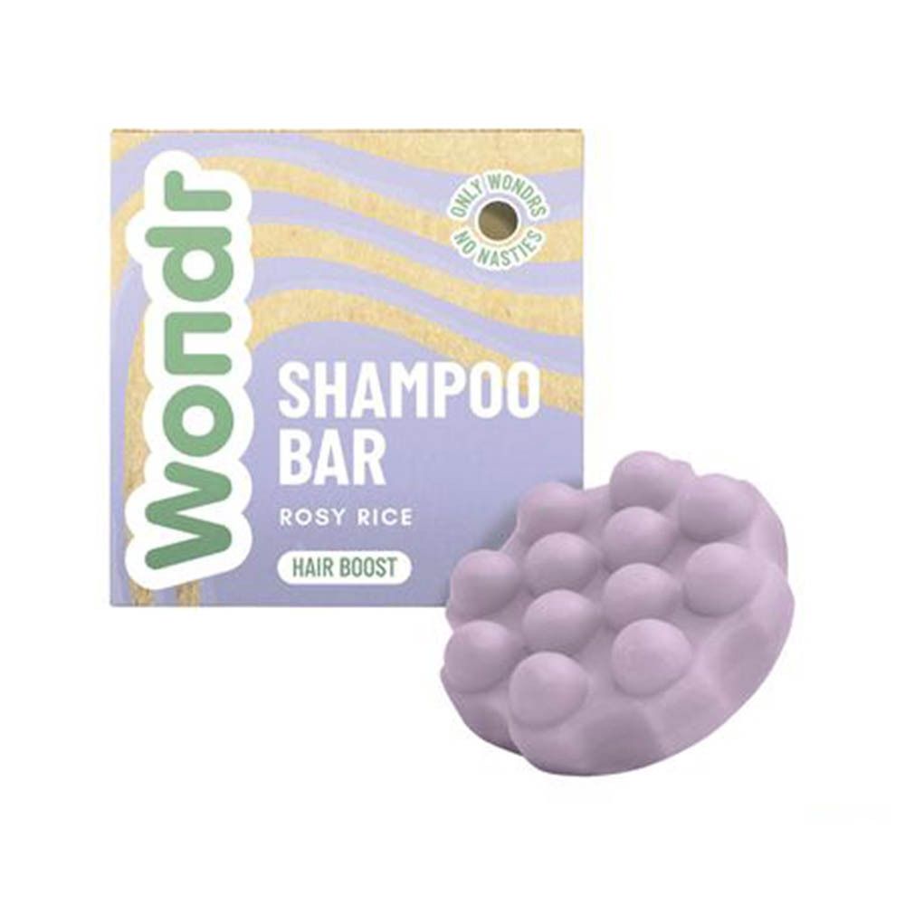 Wondr Shampoo Bar Rosy Rice verpakking naast een paarse shampoobar met nopjesstructuur.