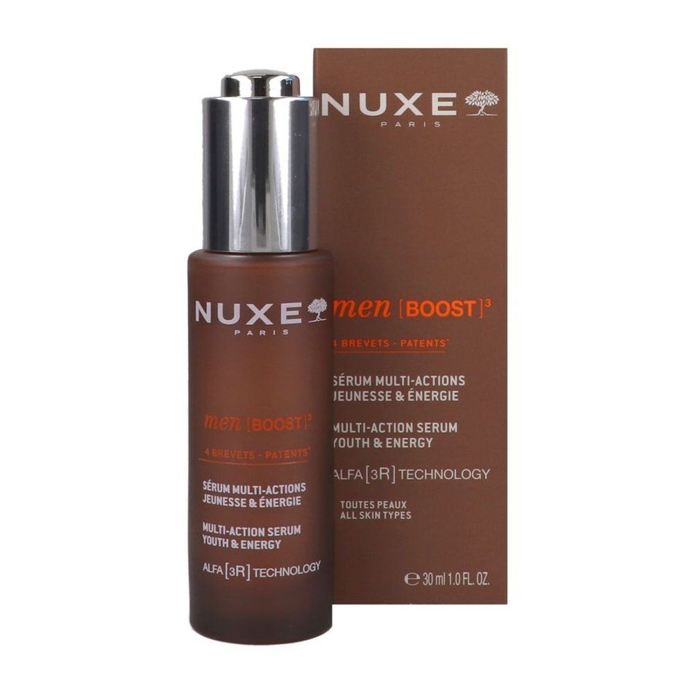 Product en verpakking. Bruine fles en doos. Opschrift: Nuxe, men | BOOST, Sérum Multi-Actions Jeunesse & Energie.