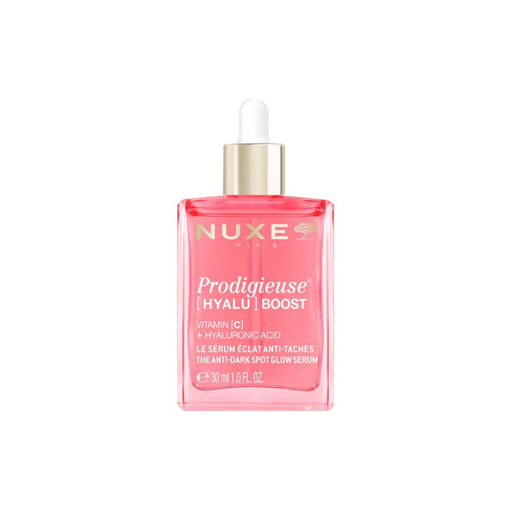 Roze fles met witte druppelaar. Opschrift: NUXE Prodigieuse [HYALU] Boost, Vitamine C + Hyaluronzuur.