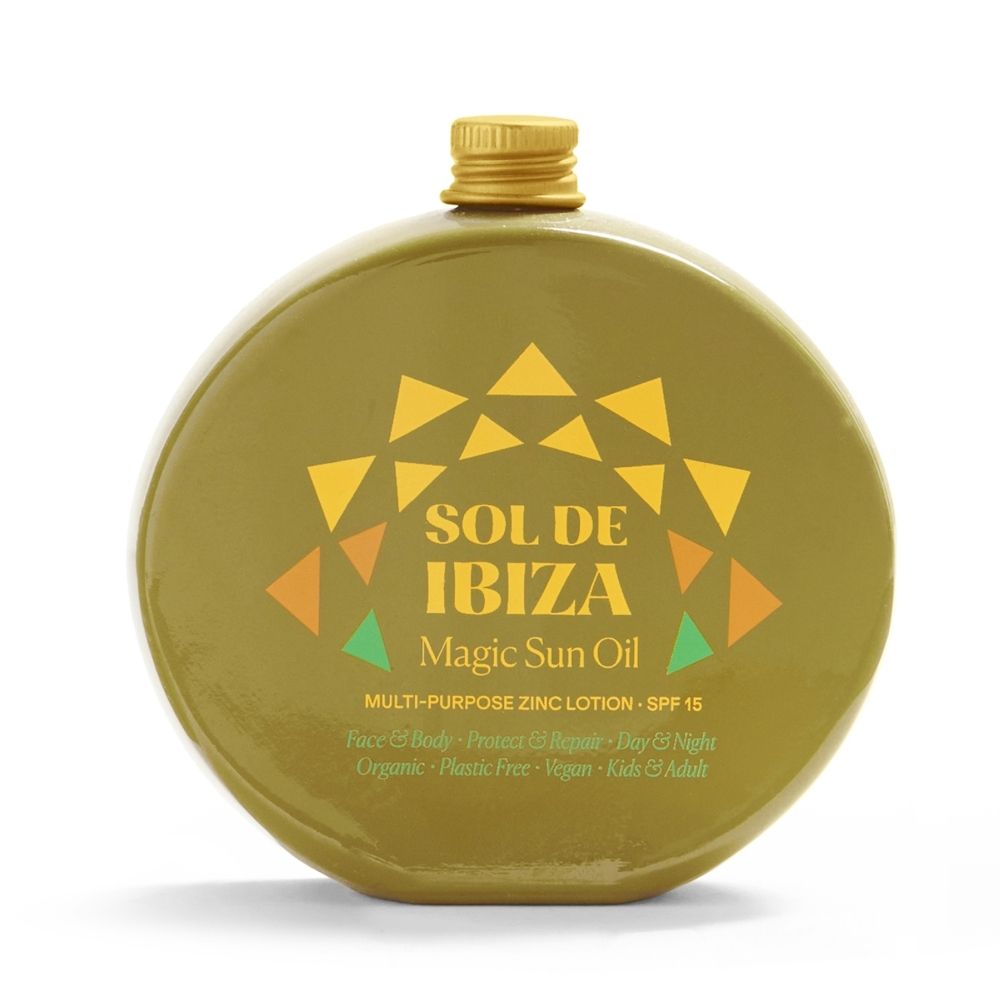 Ronde groene fles met gouden dop. Opschrift: Sol de Ibiza, Magic Sun Oil, SPF 15. Multi-purpose zink lotion.