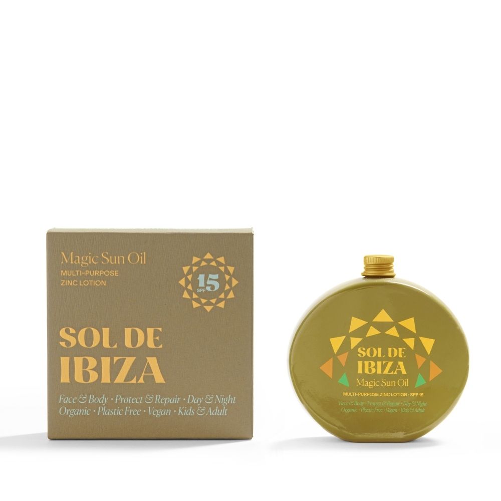 Productverpakking en fles. Doos met opschrift: Magic Sun Oil, Sol de Ibiza, SPF 15. Groene fles.
